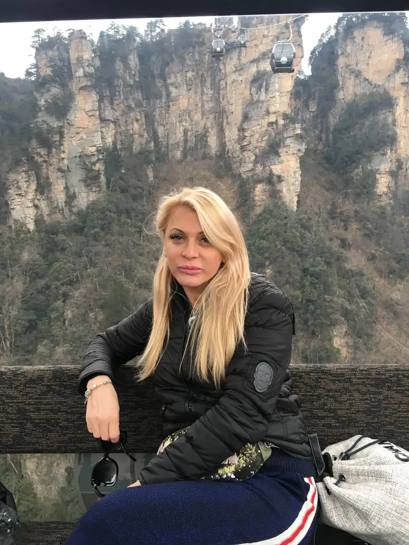 Галина в кабине канатной дороги